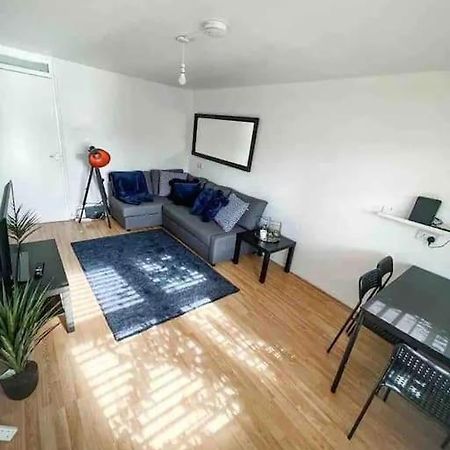 Spacious Two Bedroom Flat ลอนดอน ภายนอก รูปภาพ