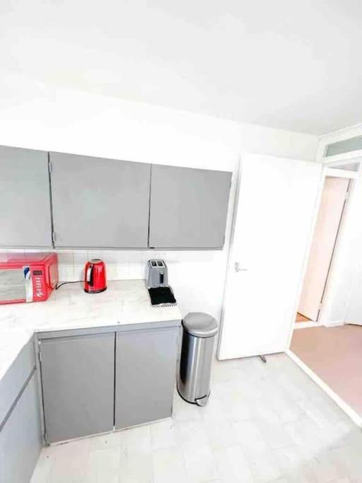 Spacious Two Bedroom Flat ลอนดอน ภายนอก รูปภาพ