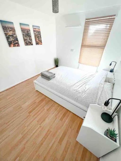 Spacious Two Bedroom Flat ลอนดอน ภายนอก รูปภาพ